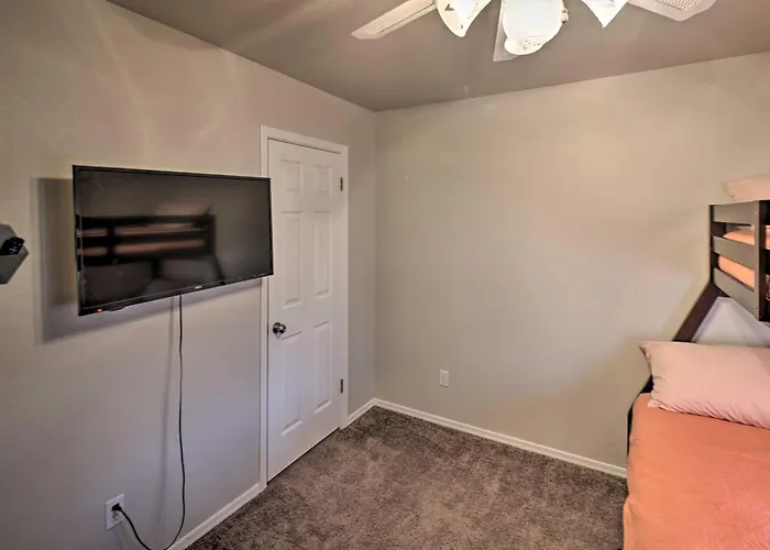 Holiday home Mohave W/ Hot Tub: 4 Mi To Co River! Fort Mohave